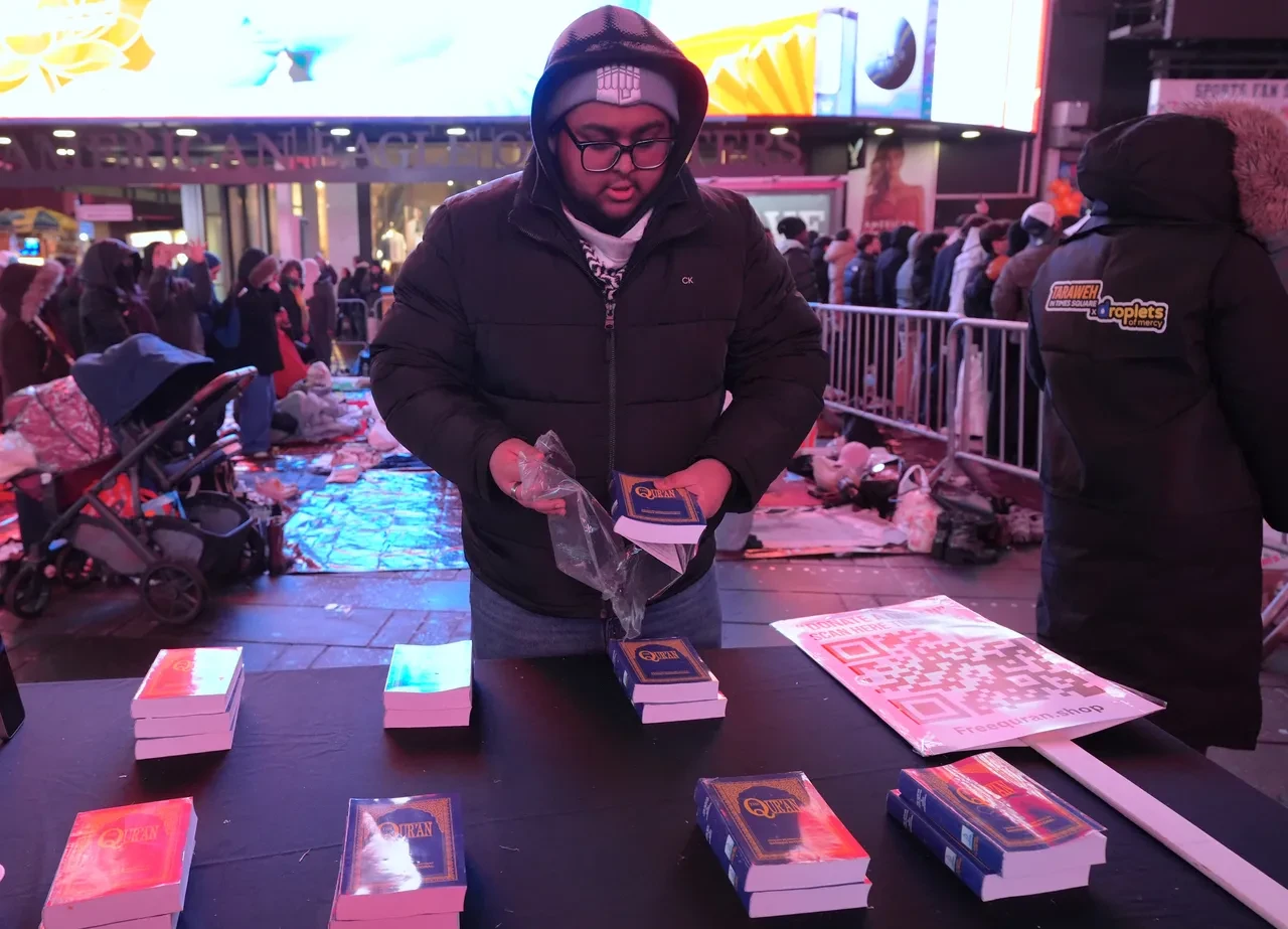 New York'ta ezan sesleri: Yüzlerce Müslüman Times Meydanı'nda teravih namazı kıldı