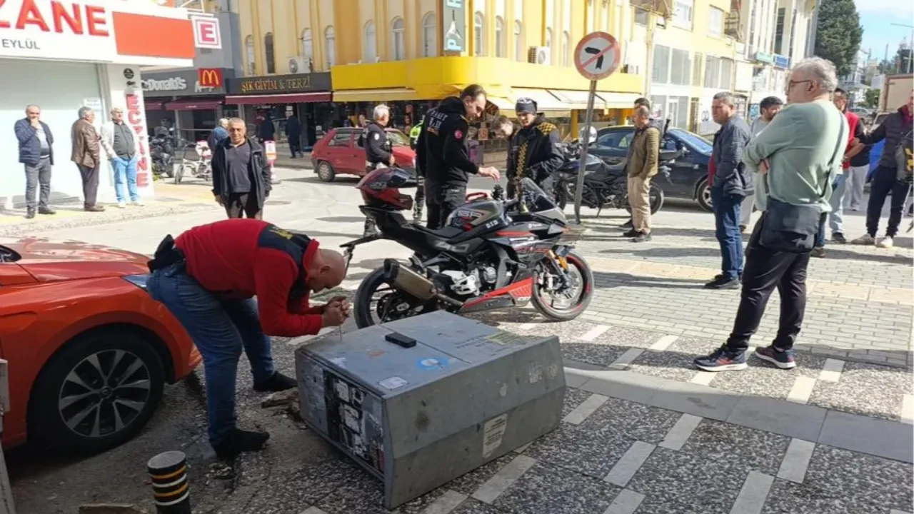 Otomobil ile çarpışan motosikletli metrelerce savruldu