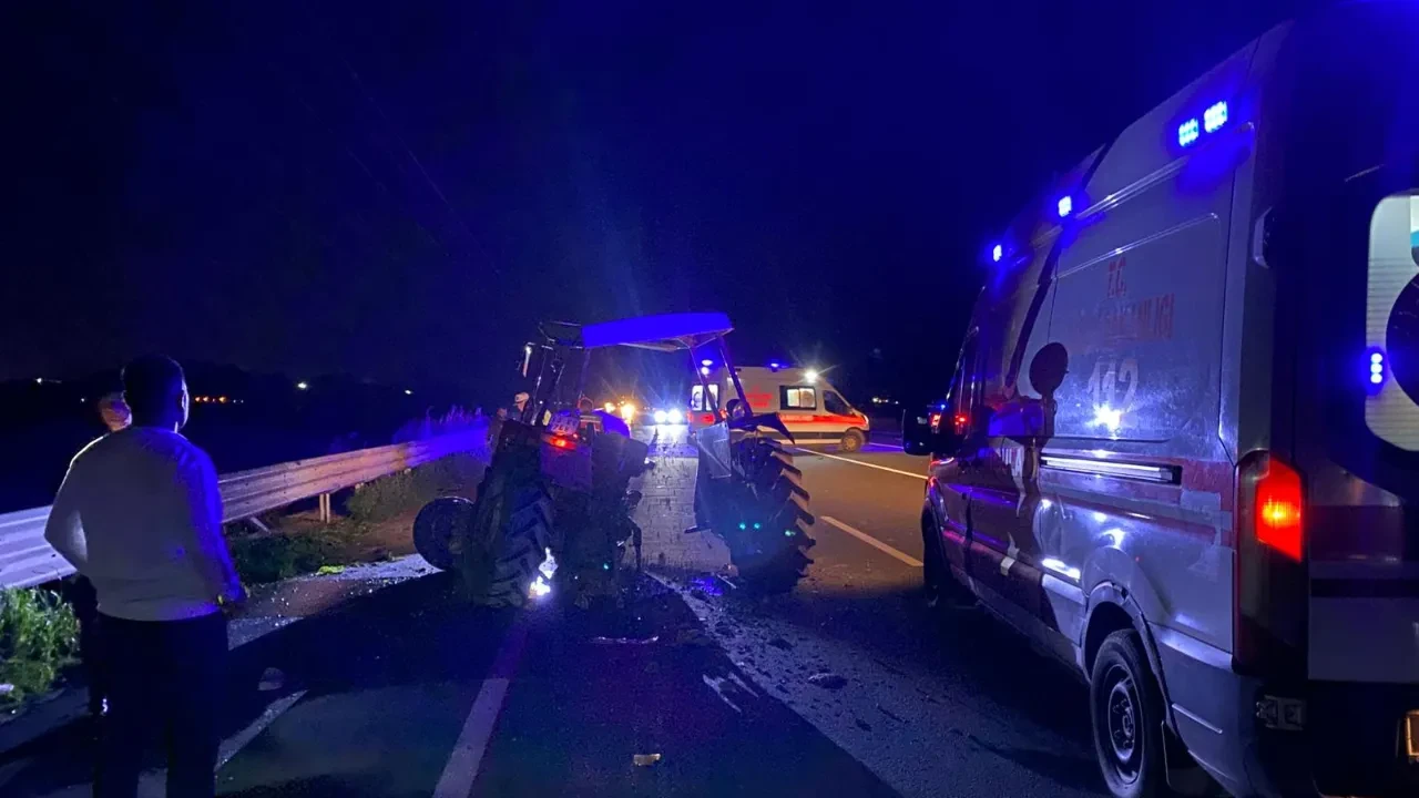 Otomobille çarpışan traktör ikiye bölündü: 1'i ağır 6 kişi yaralı!