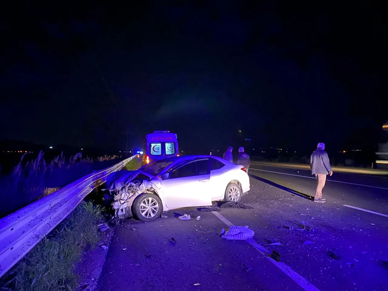 Otomobille çarpışan traktör ikiye bölündü: 1'i ağır 6 kişi yaralı!