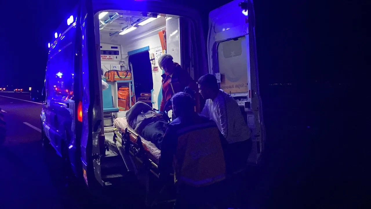 Otomobille çarpışan traktör ikiye bölündü: 1'i ağır 6 kişi yaralı!