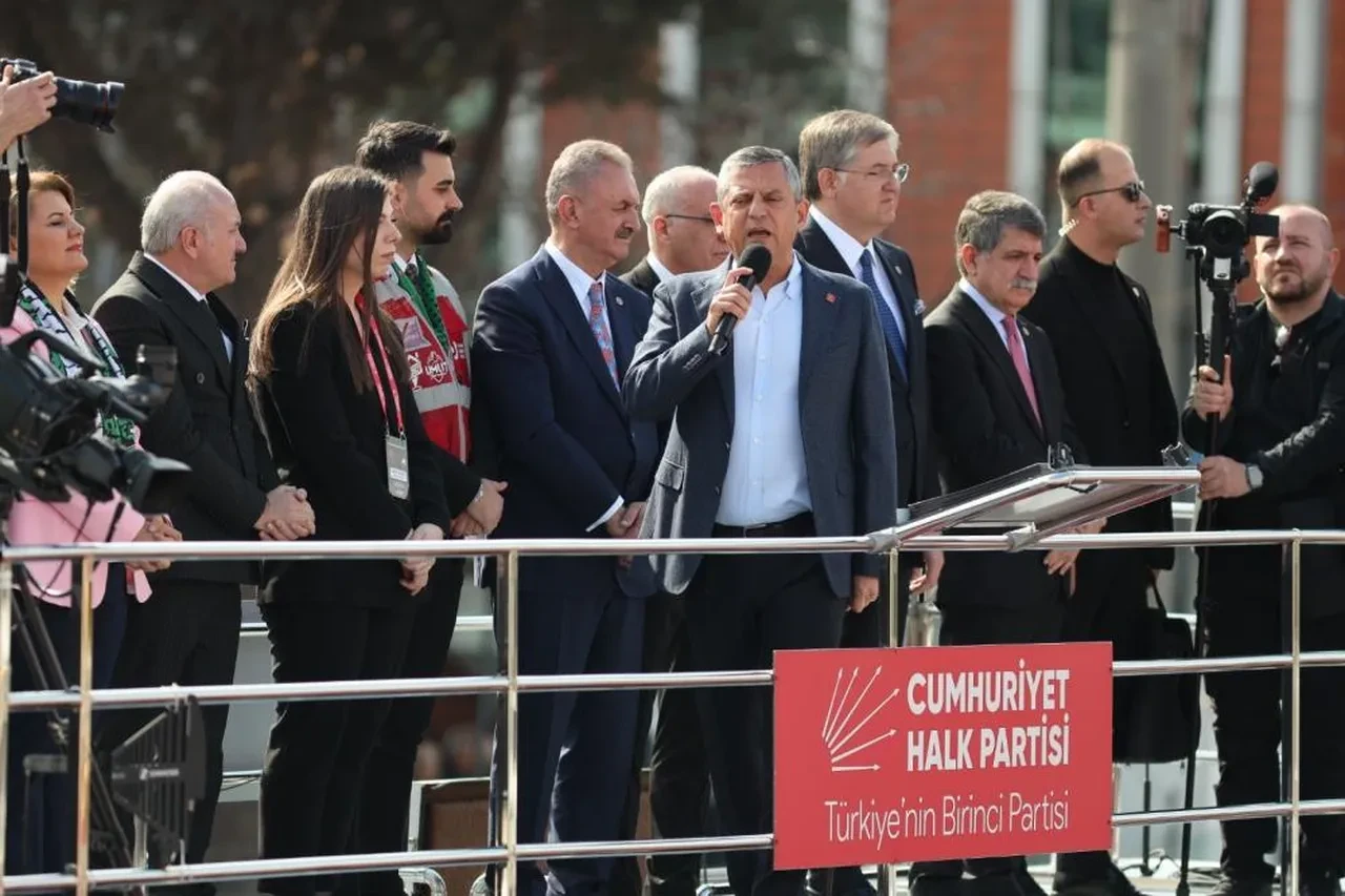 Özgür Özel Kocaeli mitinginde kameramana çıkıştı: Tarkan dinleme beni dinle