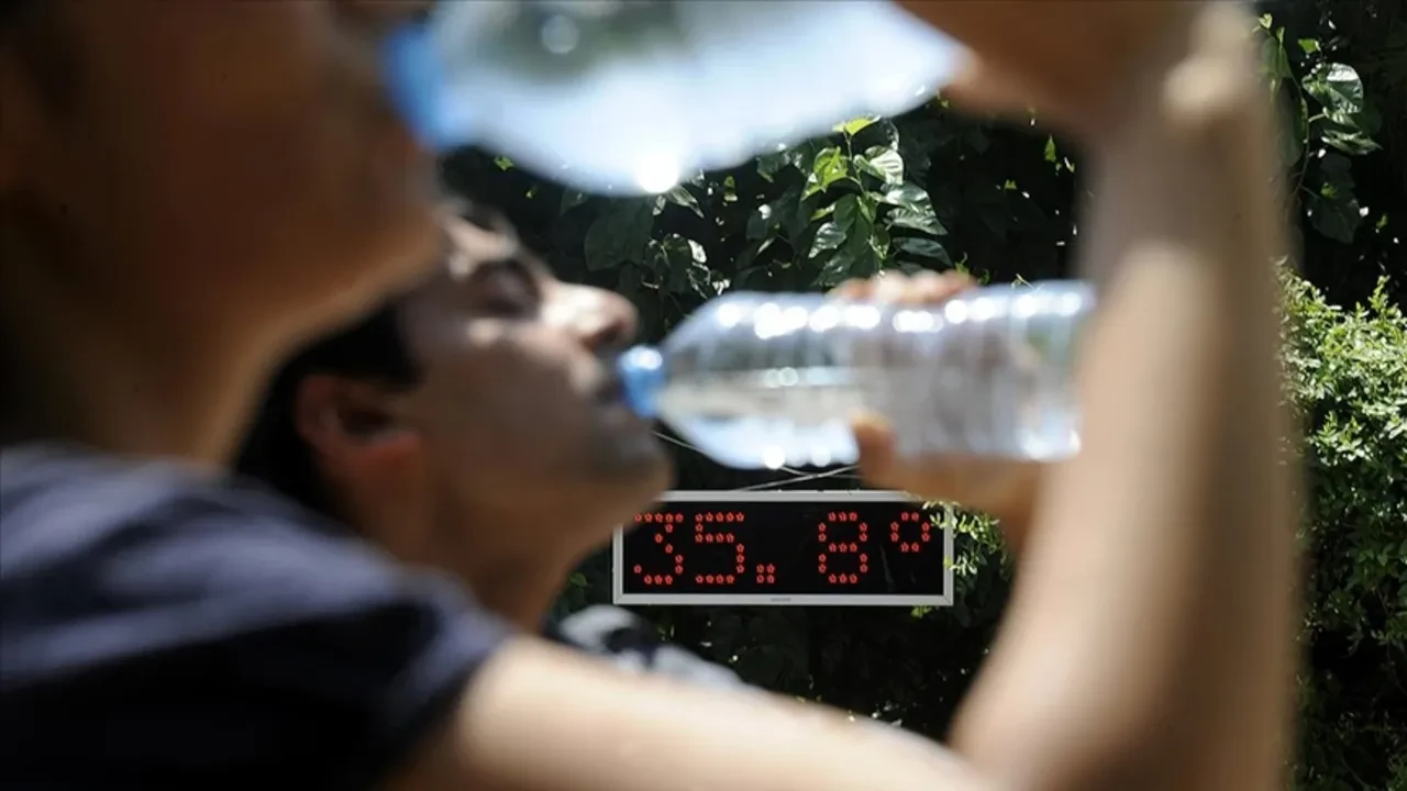 ‘Sabahları aç karnına limonlu su içiyorum ve zayıflıyorum’ diyenler dikkat! Farkında olmadan midenize bakın neler yapıyormuşsunuz