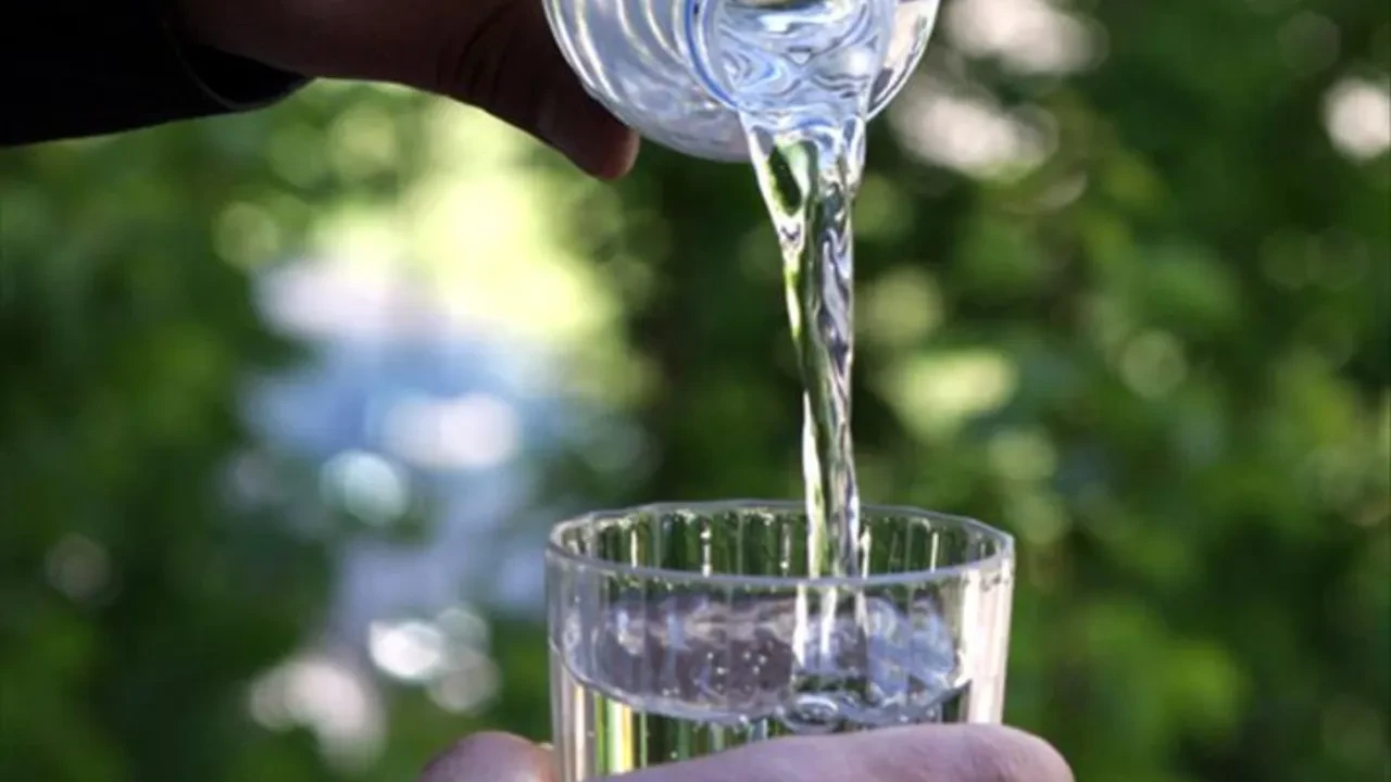 ‘Sabahları aç karnına limonlu su içiyorum ve zayıflıyorum’ diyenler dikkat! Farkında olmadan midenize bakın neler yapıyormuşsunuz