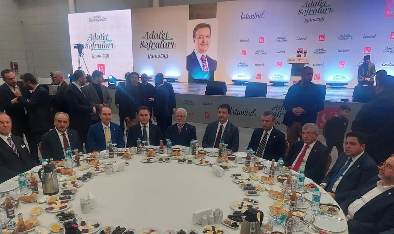 Siyasi kulislerde konuşulan Milli Görüş'te birleşme sinyali: Saadet Partisi iftarındaki buluşma dikkat çekti