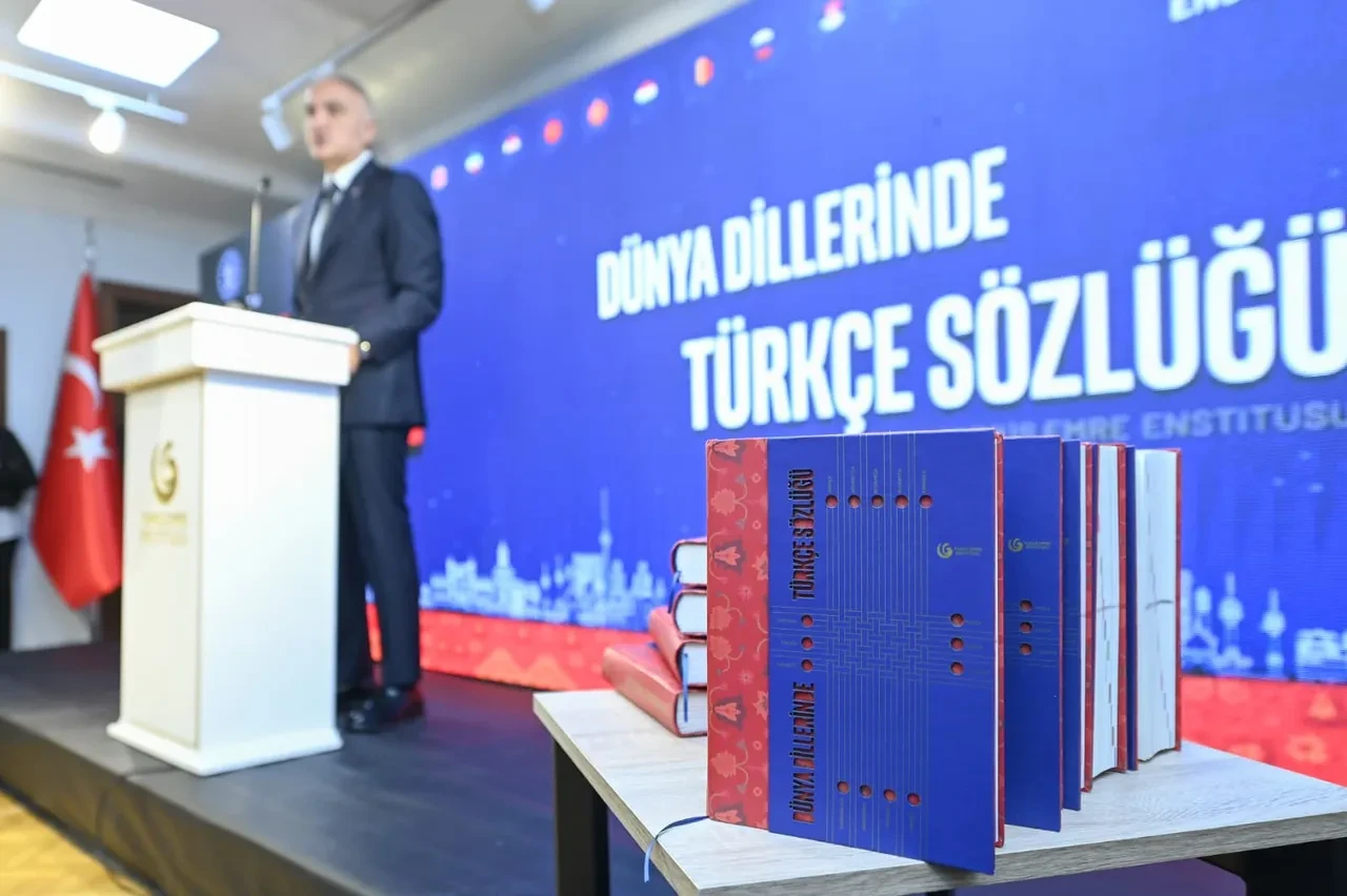 Türkçenin kültürel izleri sözlükte buluştu! Bakan Ersoy dünya dillerinde Türkçe projesini tanıttı
