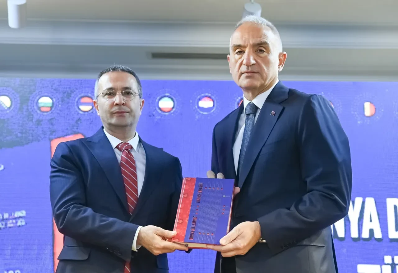 Türkçenin kültürel izleri sözlükte buluştu! Bakan Ersoy dünya dillerinde Türkçe projesini tanıttı