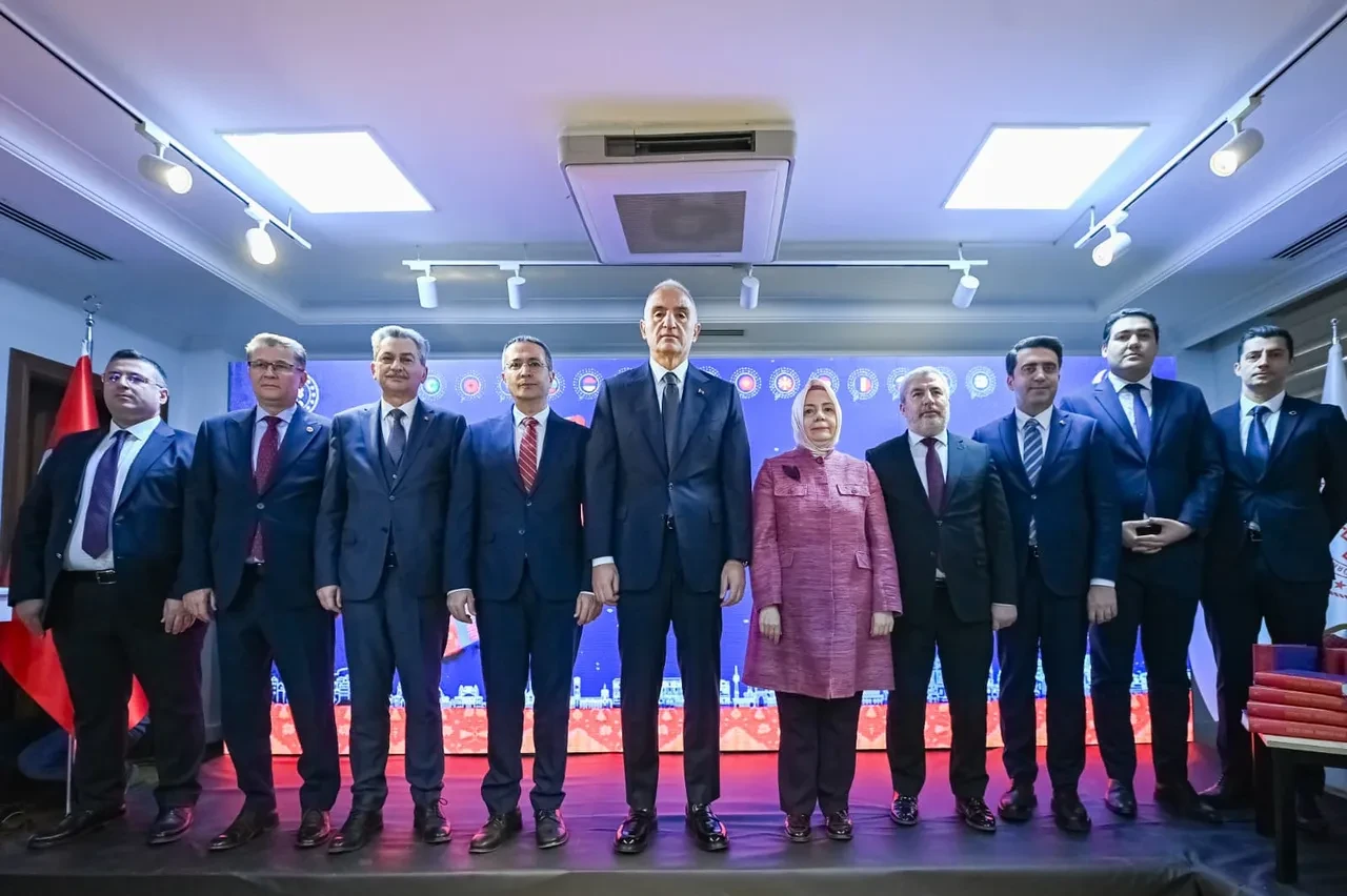 Türkçenin kültürel izleri sözlükte buluştu! Bakan Ersoy dünya dillerinde Türkçe projesini tanıttı