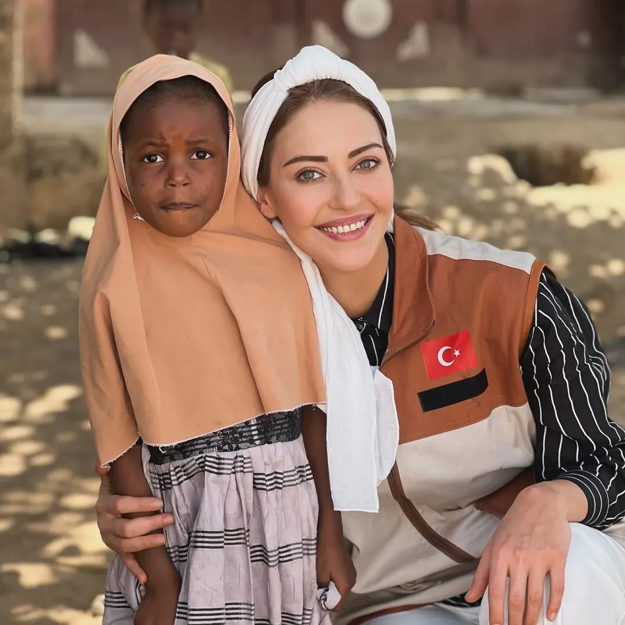 Ünlü oyunculardan anlamlı hareket! Emre Özmen ve Tuğba Melis Türk Ramazan ayında kıta değiştirdi