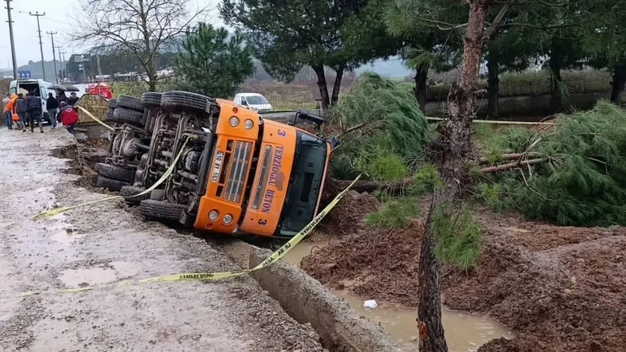 Zemin çöktü, beton mikseri devrildi! 1 ölü ve 1 yaralı var