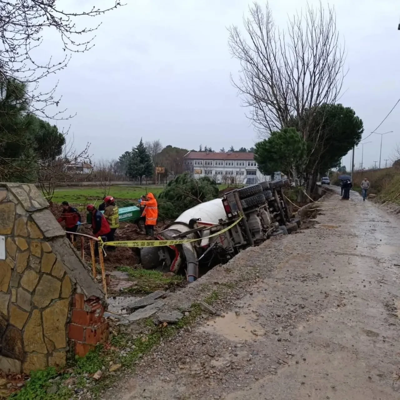Zemin çöktü, beton mikseri devrildi! 1 ölü ve 1 yaralı var