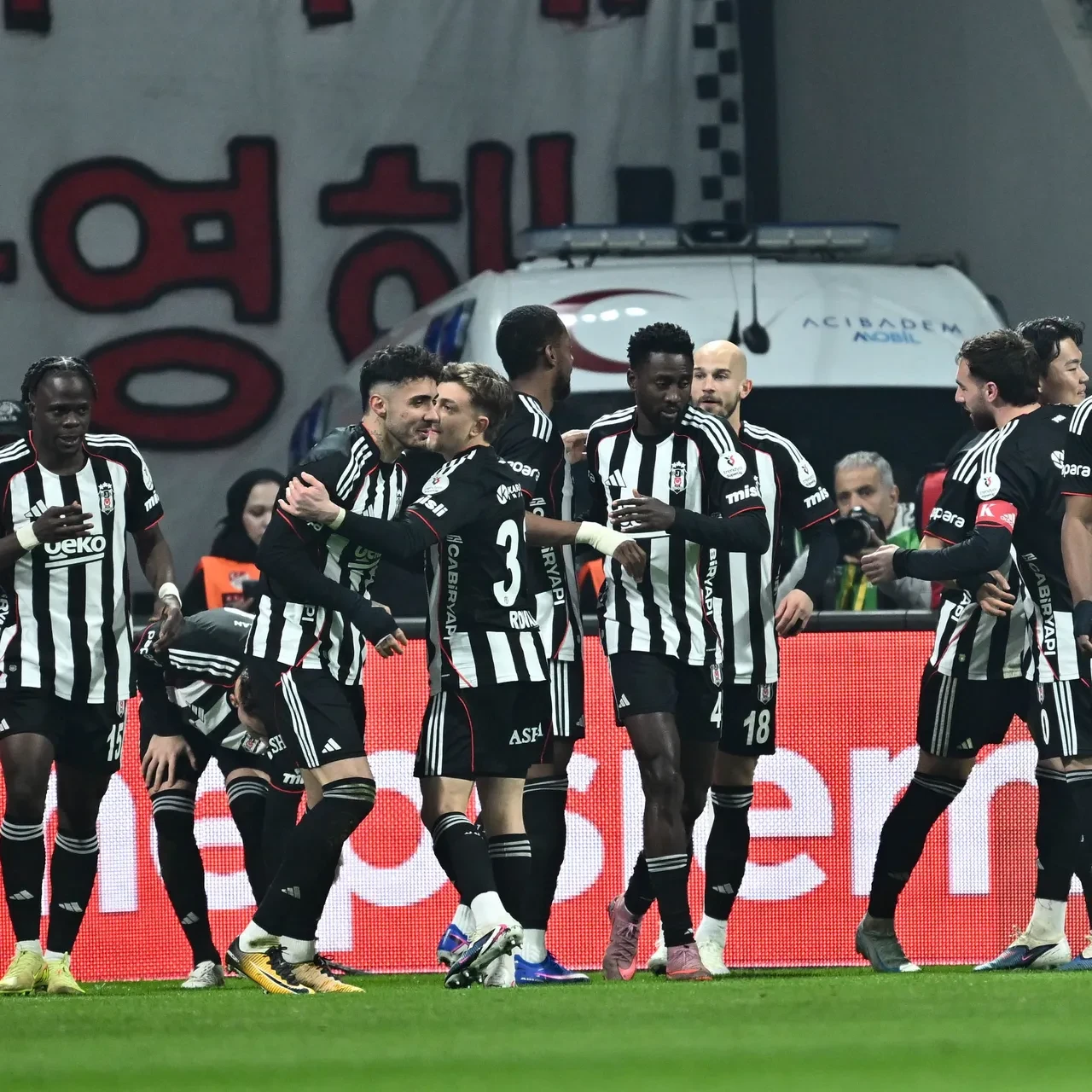 Beşiktaş Göztepe'yi dağıttı: Dolmabahçe'deki Süper Lig akşamında gol yağmuru!