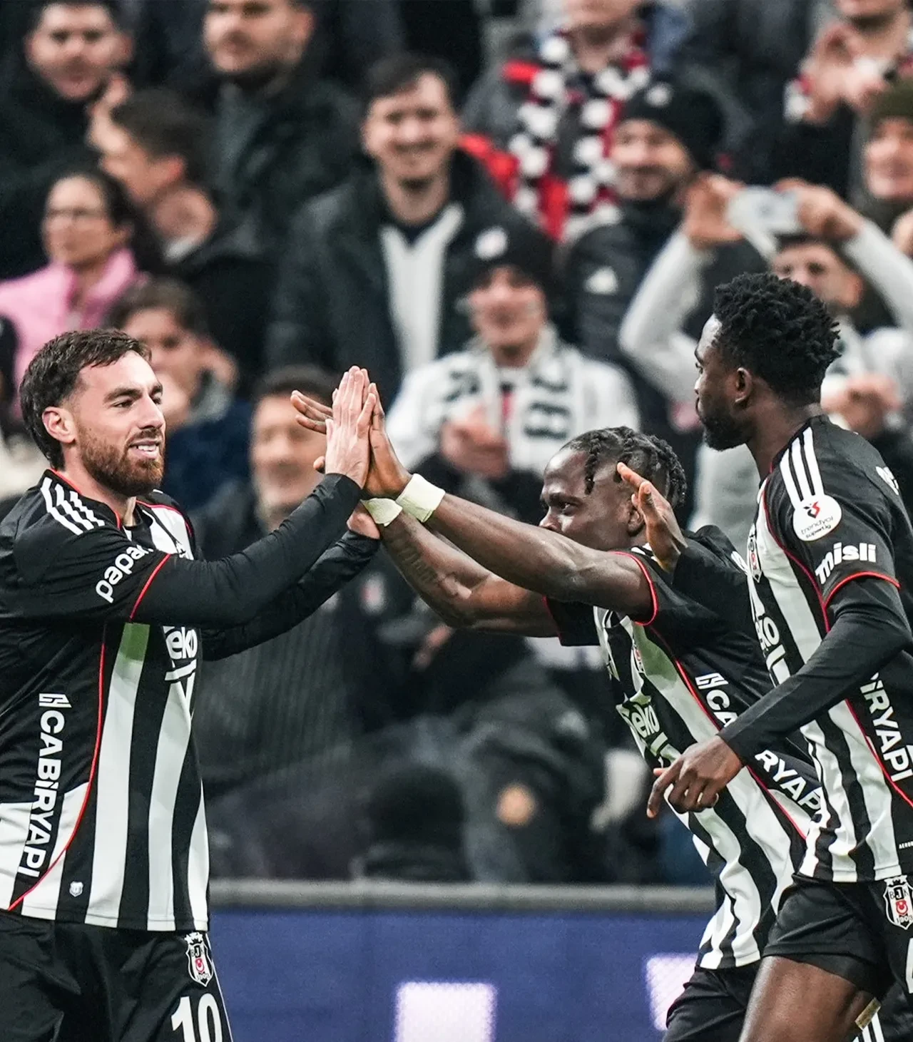 Beşiktaş Göztepe'yi dağıttı: Dolmabahçe'deki Süper Lig akşamında gol yağmuru!