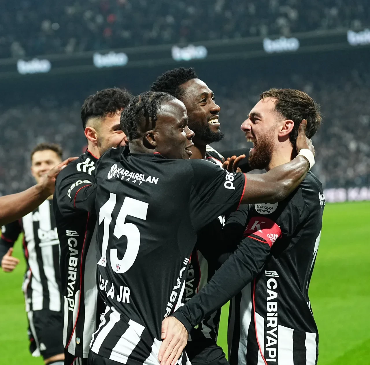 Beşiktaş Göztepe'yi dağıttı: Dolmabahçe'deki Süper Lig akşamında gol yağmuru!