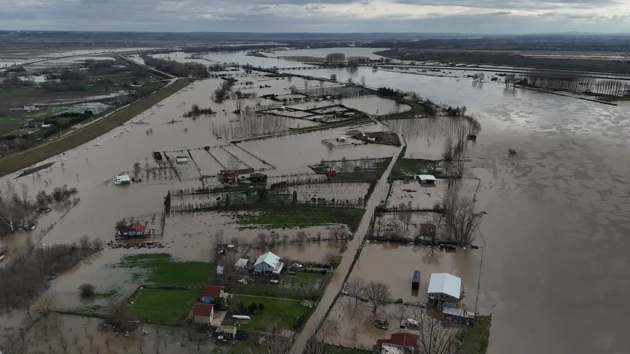 Edirne sular altında kaldı! Bölgede kırmızı alarm verildi