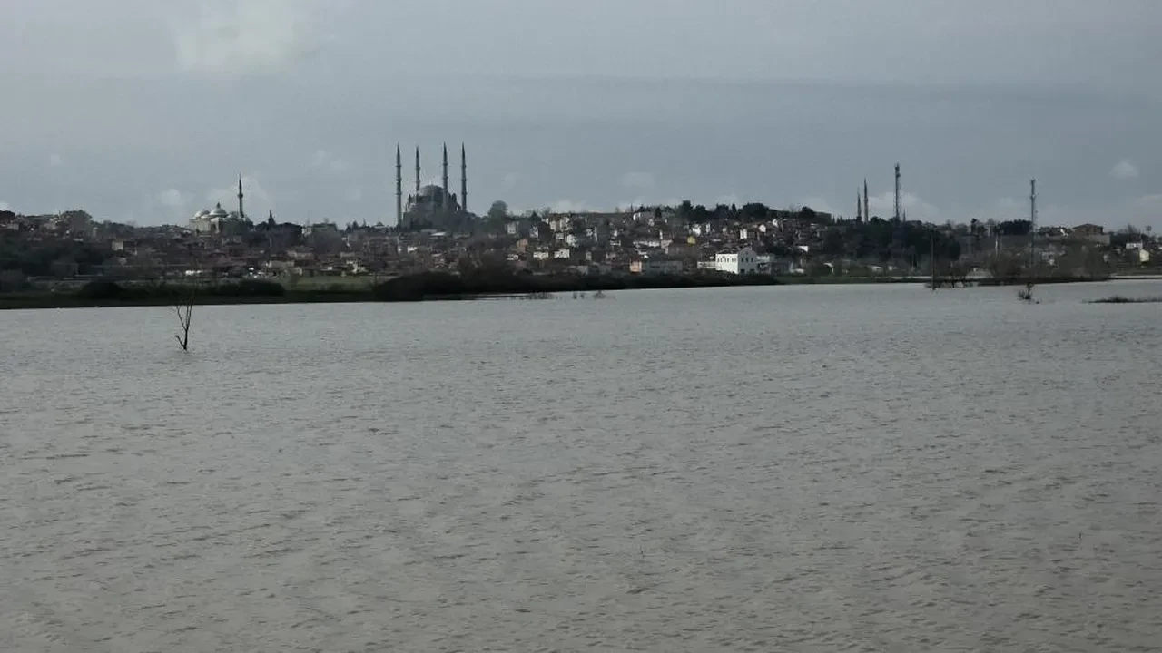 Edirne sular altında kaldı! Bölgede kırmızı alarm verildi