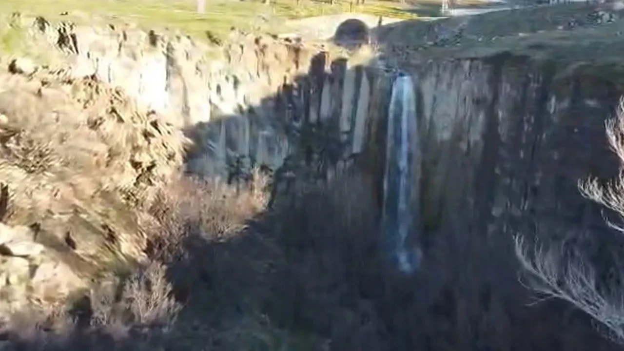 Elazığ'da keşfedilmeyi bekliyor, görenleri mest ediyor! Vadiye dökülen şelale kamerada