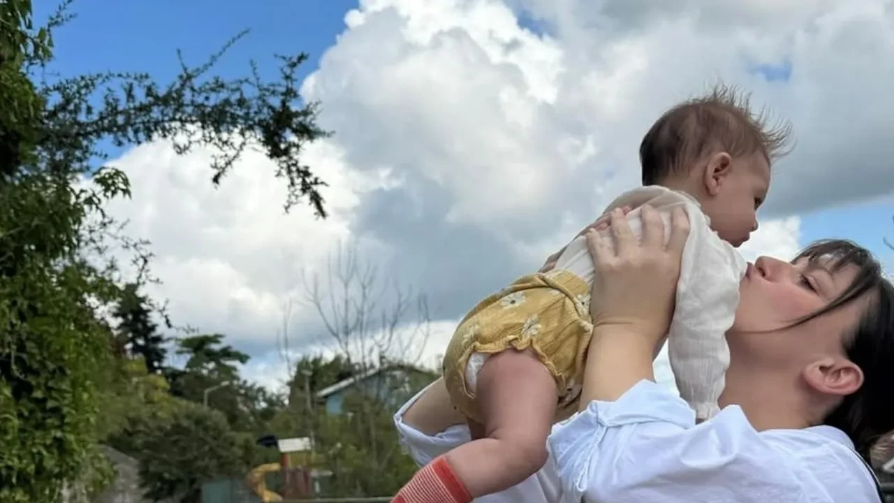 Gizem Karaca, kızı Leyla Yaz’ın yüzünü ilk kez paylaştı! Minik Leyla Yaz sosyal medyada gündem oldu