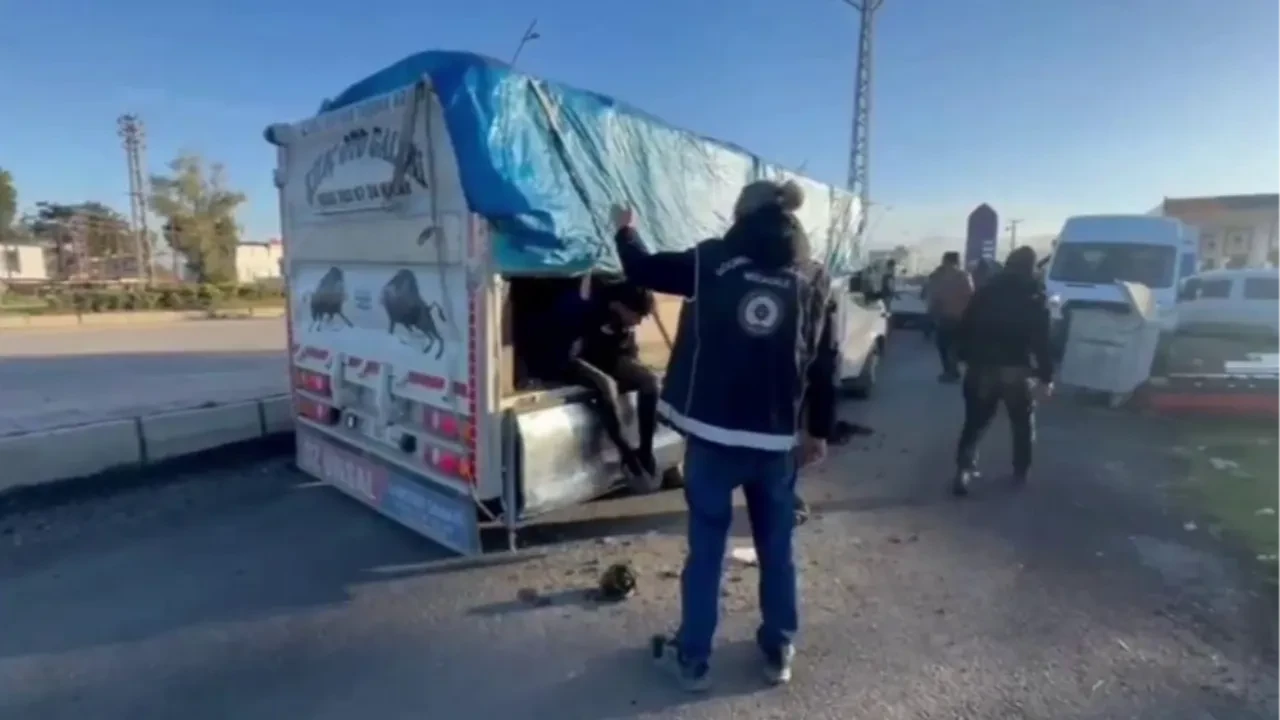 Göçmen kaçakçılarından akılalmaz yöntem! Üzerlerini dışkıyla kapattılar