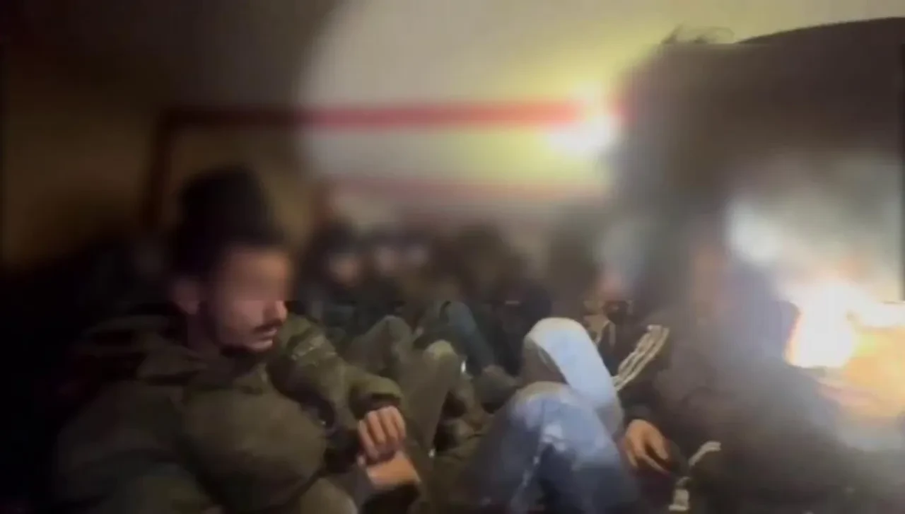 Göçmen kaçakçılarından akılalmaz yöntem! Üzerlerini dışkıyla kapattılar