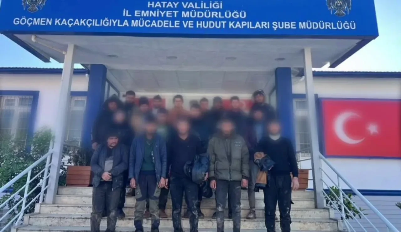 Göçmen kaçakçılarından akılalmaz yöntem! Üzerlerini dışkıyla kapattılar