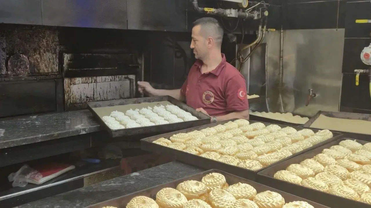 İftar sofralarının vazgeçilmezi! Ustalar uyumadan yapıyor, günde 10 bin adet üretiliyor