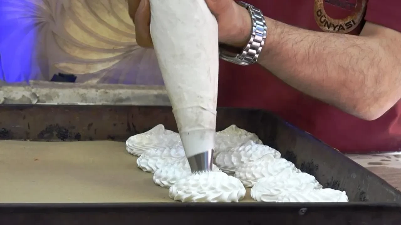 İftar sofralarının vazgeçilmezi! Ustalar uyumadan yapıyor, günde 10 bin adet üretiliyor