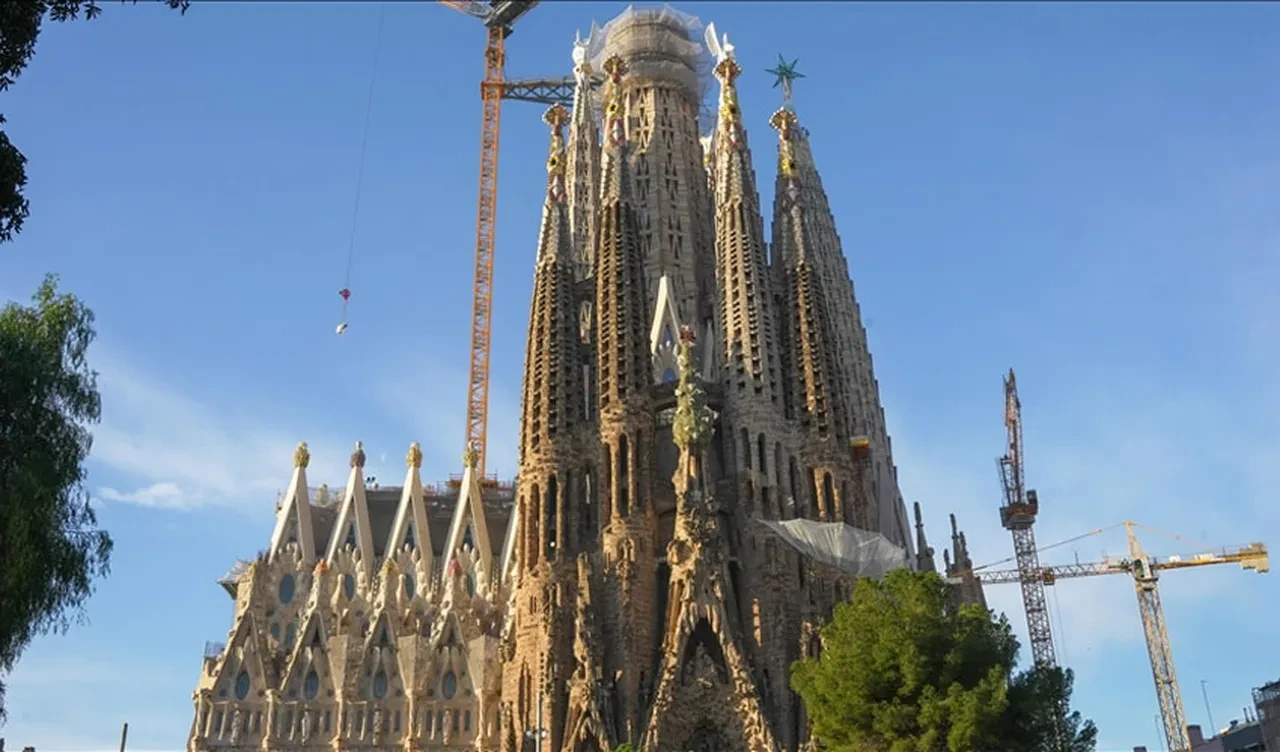 İnşaatı 144 yıl sürdü! Dünyanın en yüksek kilisesi kapılarını açmaya hazırlanıyor