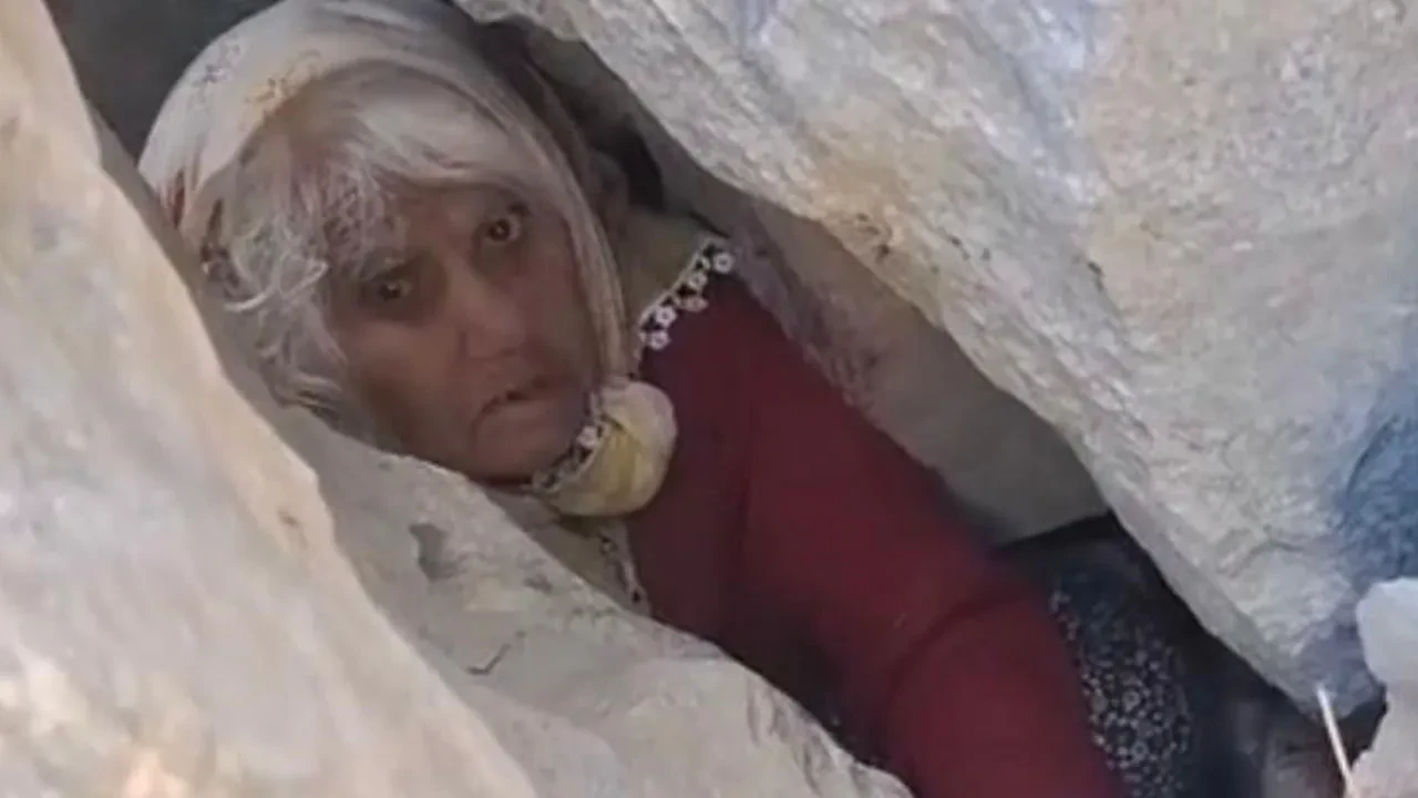 Kayalıklara düştü, 1 gün sonra bulundu! Yaşlı kadının kurtarılma anı kamerada