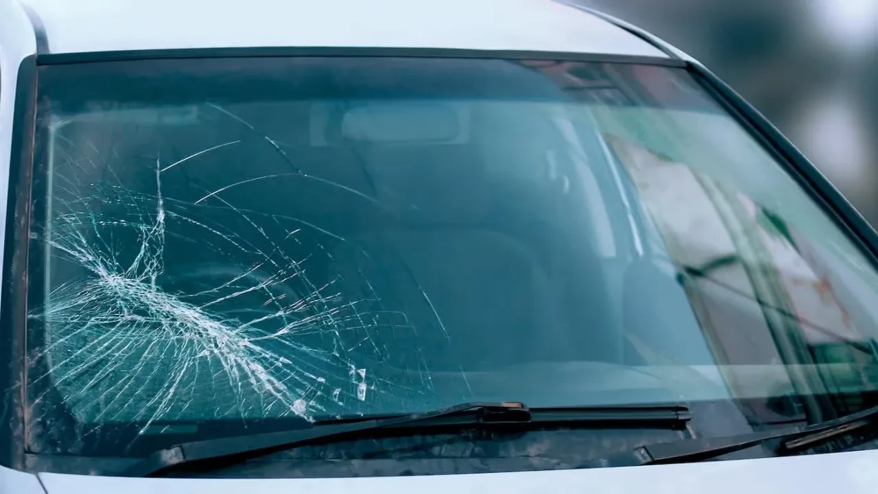 Kilitli otomobilde mahsur kalırsanız hayatınızı kurtaracak küçük parça! Camları tuzla buz ediyor