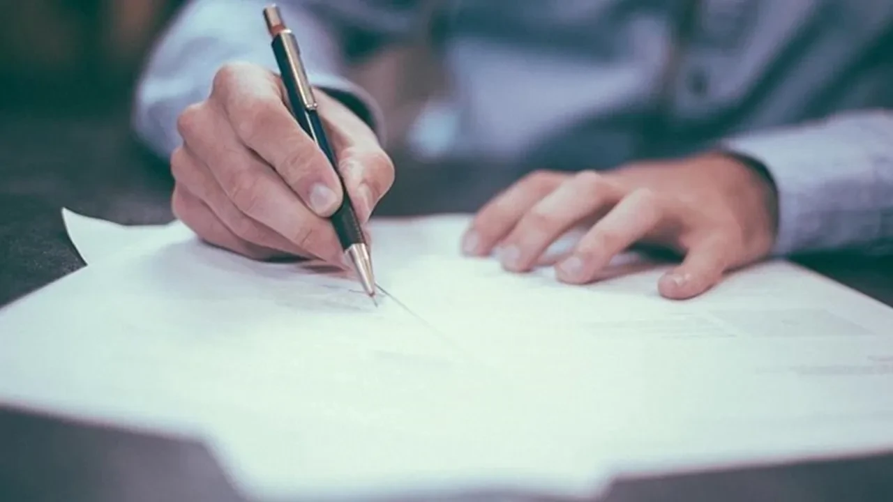 TBMM'ye gönderilen dilekçeler şaşırttı! Üniversitede üniforma, yapay zekalı yargılama, dövmecilerin kapatılması 