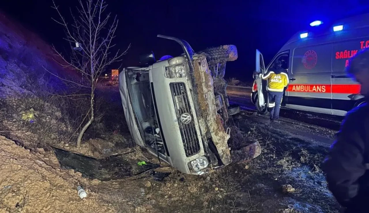 Uşak'ta fabrika işçilerini taşıyan servis devrildi: 17 yaralı