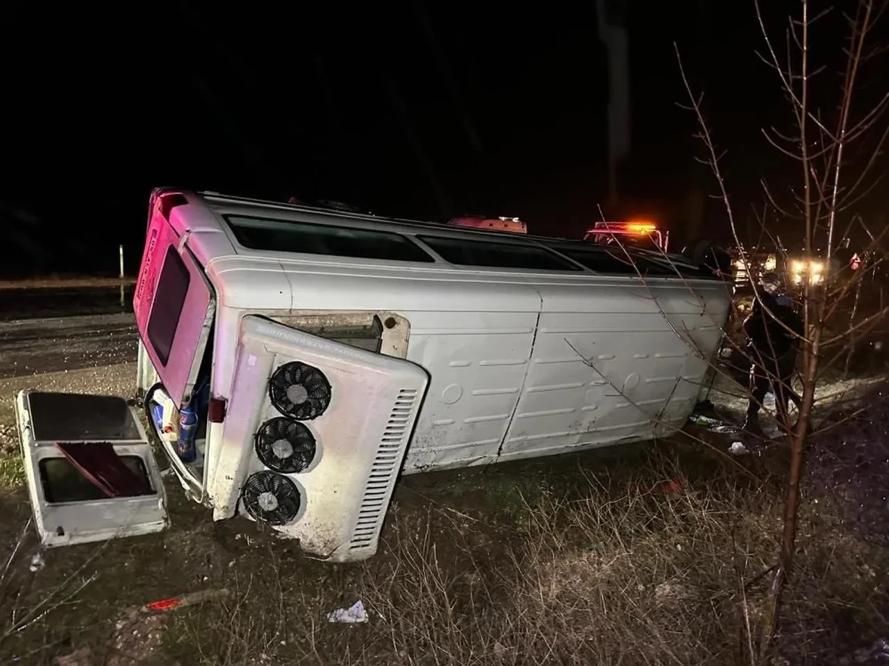 Uşak'ta fabrika işçilerini taşıyan servis devrildi: 17 yaralı