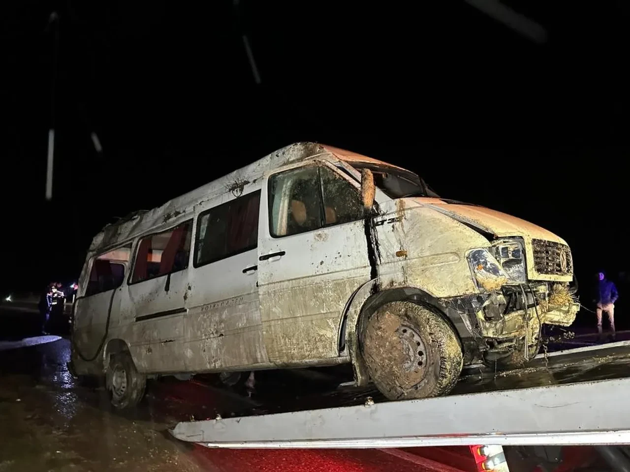 Uşak'ta fabrika işçilerini taşıyan servis devrildi: 17 yaralı