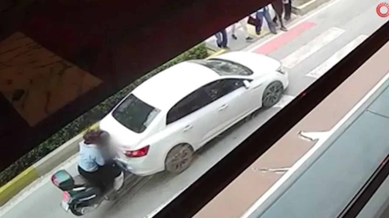 Yayalara yol verirken kazaya uğradı! Otomobile arkadan böyle çarptı