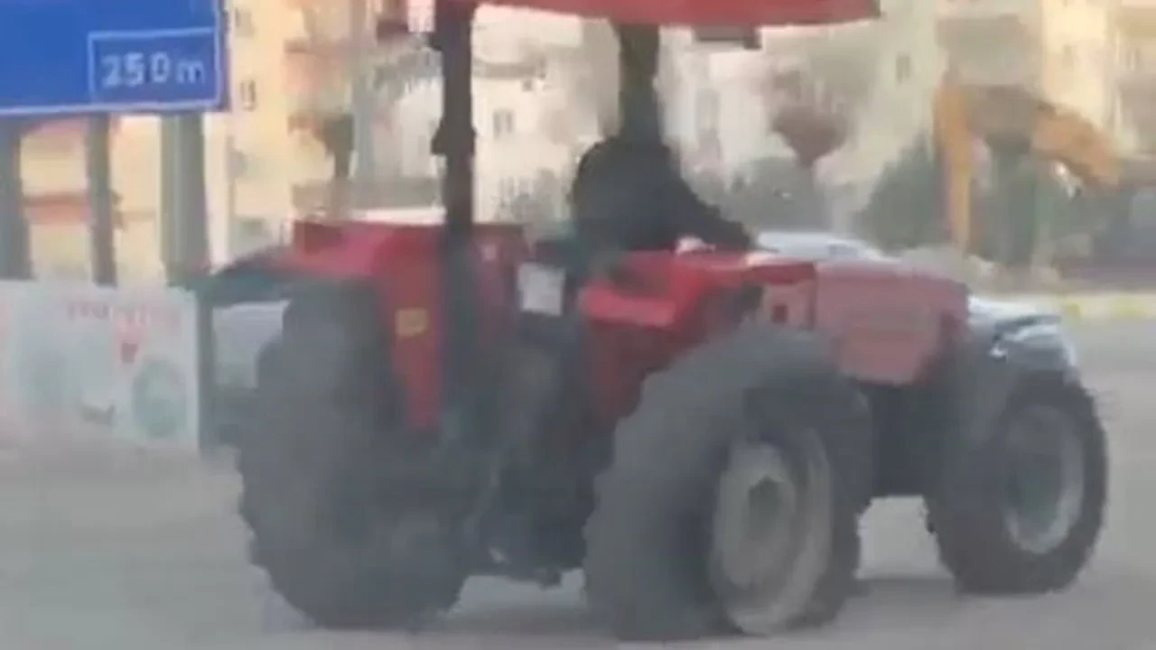 Yolda şaşırtan görüntü: Traktör 3 tekerle ilerledi