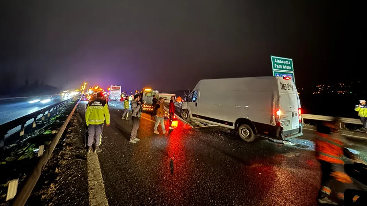 Anadolu Otoyolu Sakarya geçişinde zincirleme kaza: Çok sayıda yaralı var