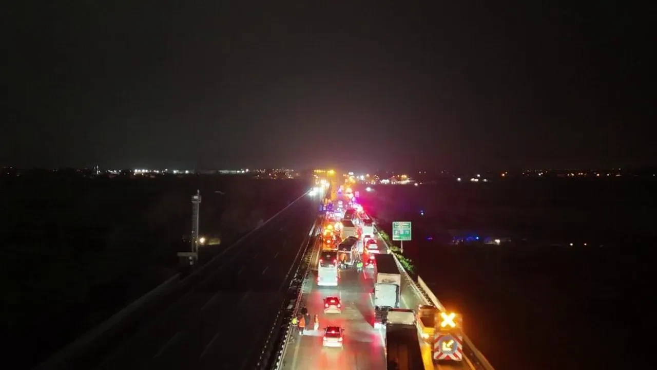 Anadolu Otoyolu Sakarya geçişinde zincirleme kaza: Çok sayıda yaralı var