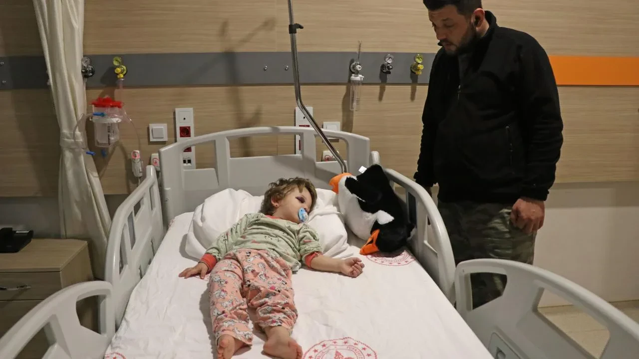 Baba ve 14 aylık kızı acımasızca darbedildi! İddiaların odağındaki komşu konuştu: Bilerek bir şey yapmadık