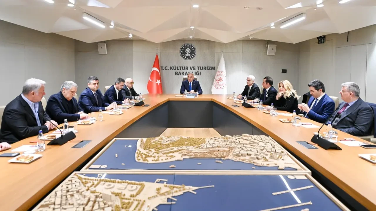 Bakan Ersoy, Türk dizilerine destek programının kriterlerini yapımcılarla görüştü   