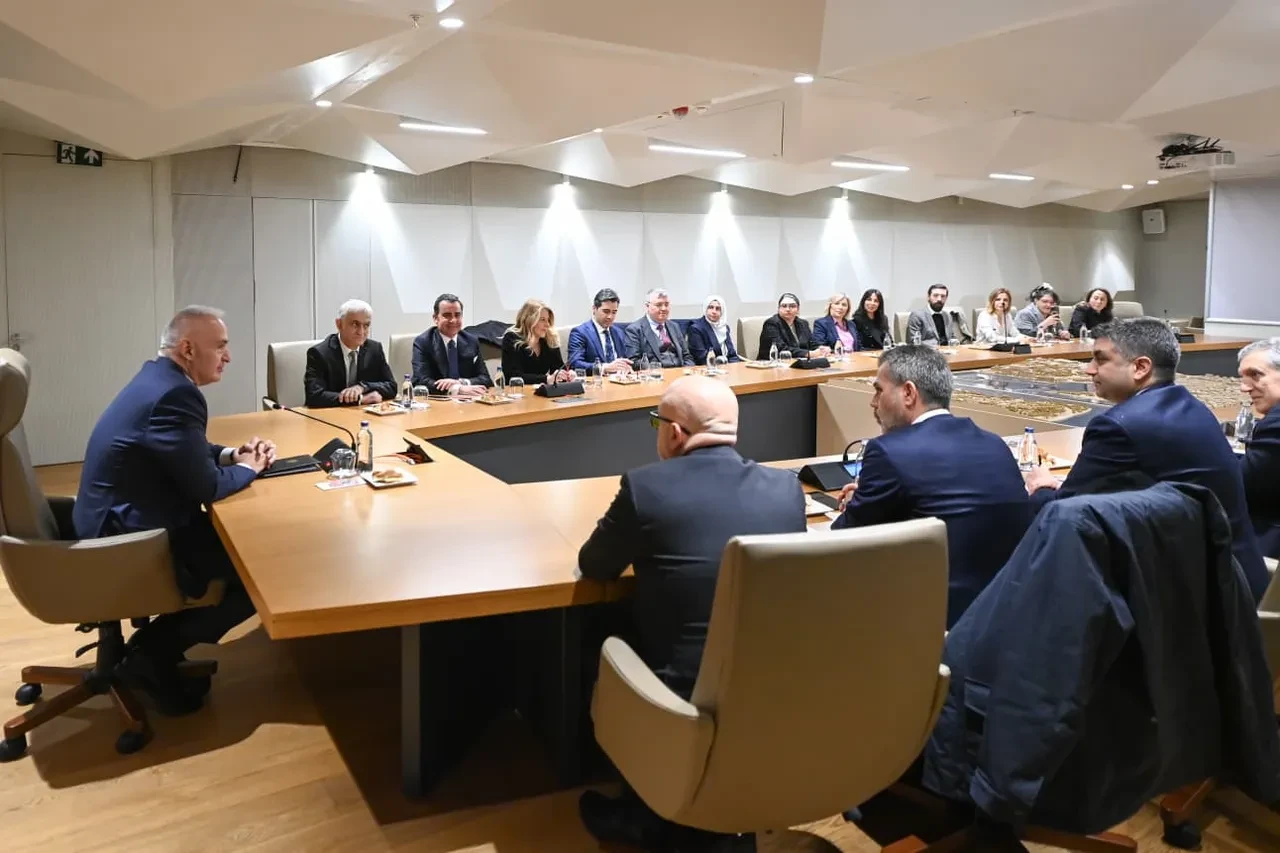 Bakan Ersoy, Türk dizilerine destek programının kriterlerini yapımcılarla görüştü