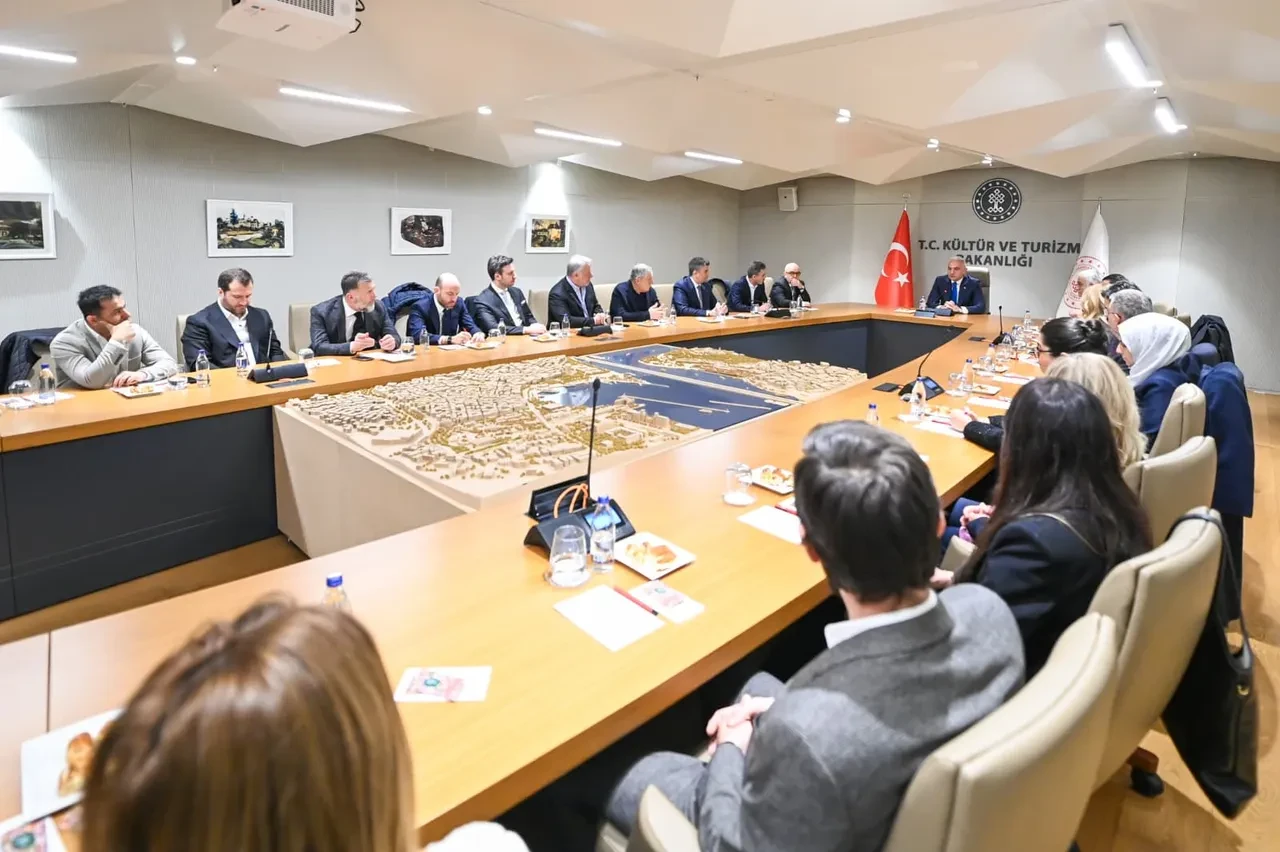 Bakan Ersoy, Türk dizilerine destek programının kriterlerini yapımcılarla görüştü