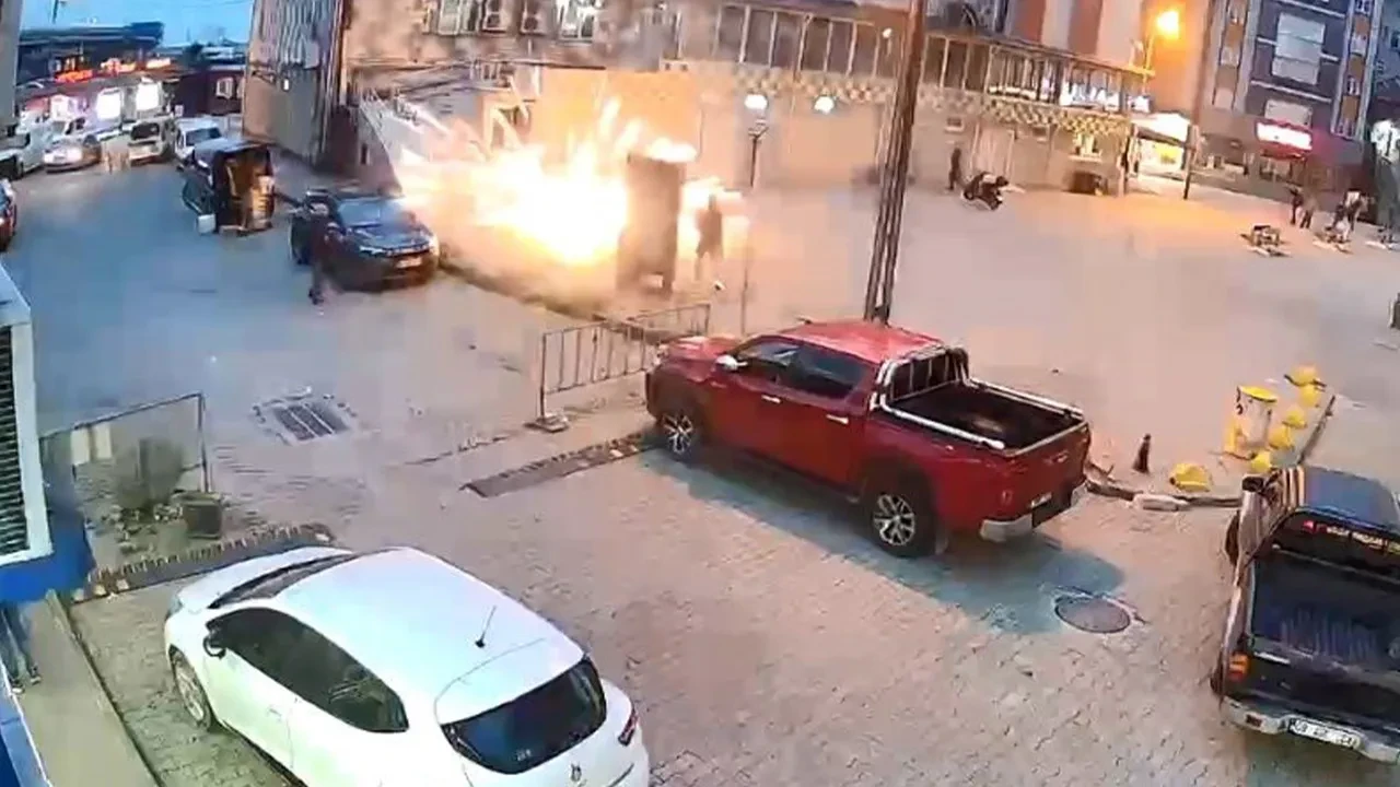 Cami önünde korkutan olay! Atılan havai fişekler paniğe neden oldu