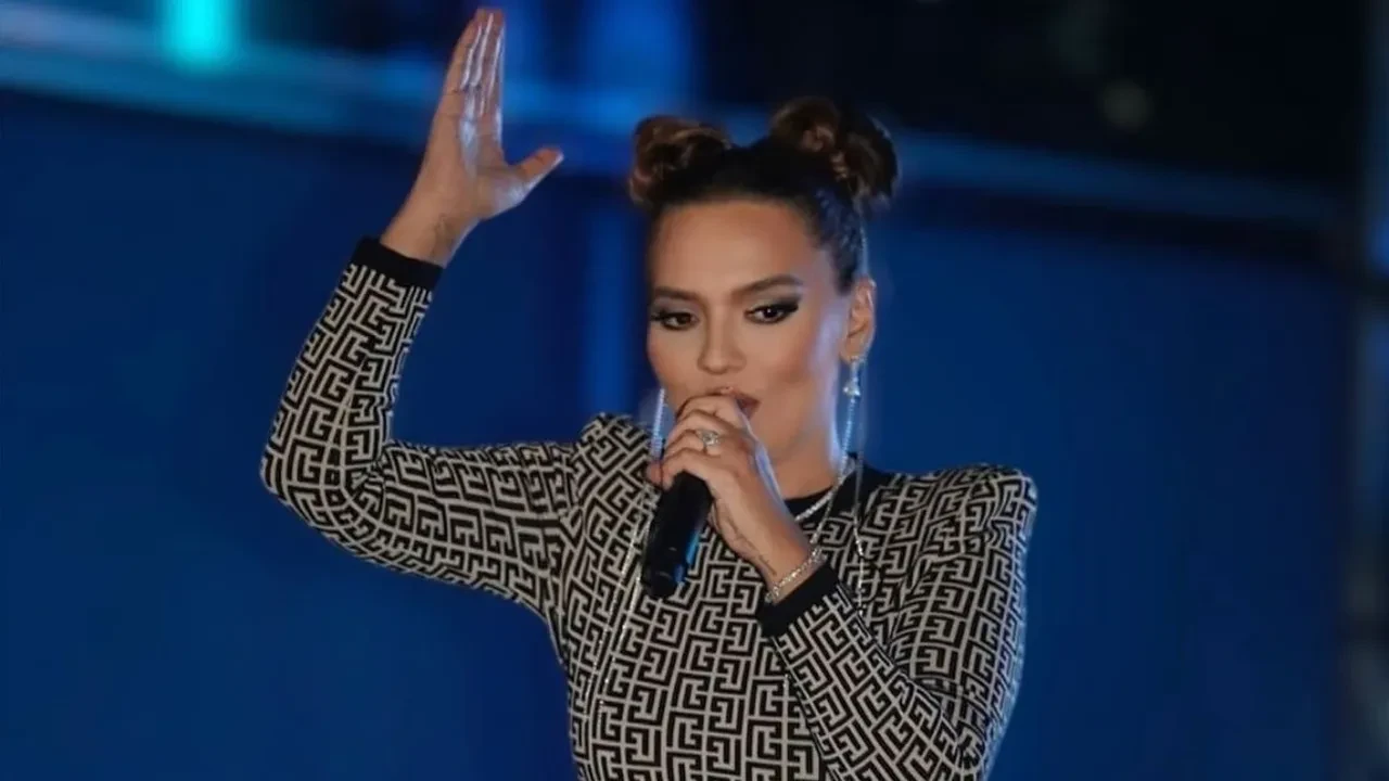 Demet Akalın’ın dev tek taşı sosyal medyayı salladı! Ünlü şarkıcı yüzüğüyle güneşi gölgede bıraktı