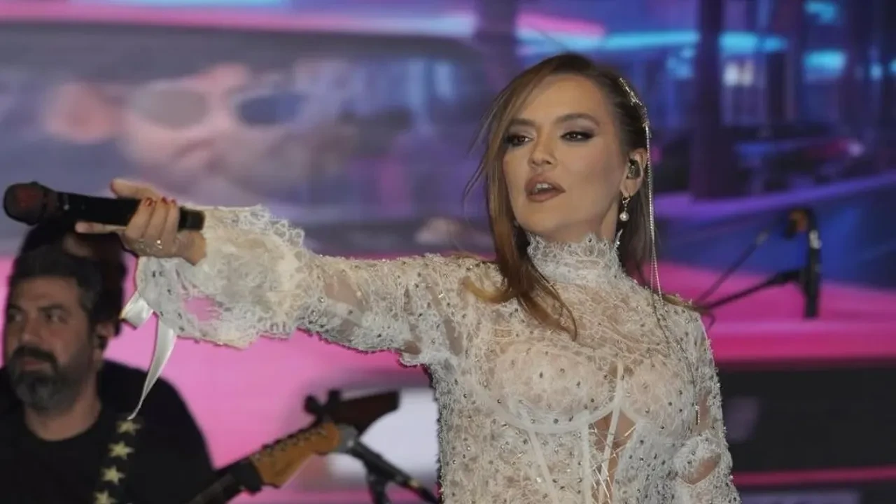 Demet Akalın’ın dev tek taşı sosyal medyayı salladı! Ünlü şarkıcı yüzüğüyle güneşi gölgede bıraktı