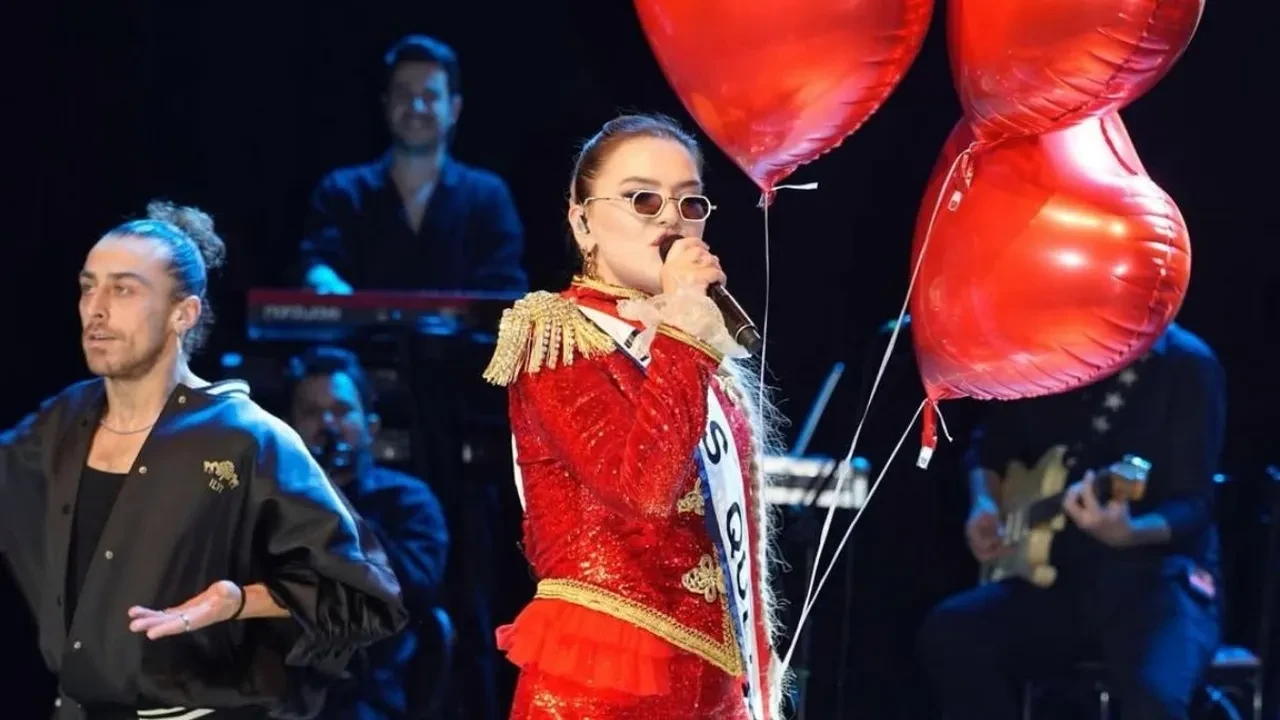 Demet Akalın’ın dev tek taşı sosyal medyayı salladı! Ünlü şarkıcı yüzüğüyle güneşi gölgede bıraktı