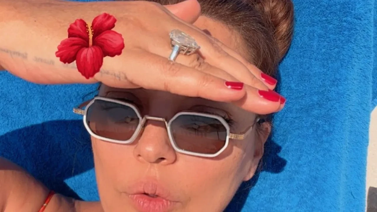 Demet Akalın’ın dev tek taşı sosyal medyayı salladı! Ünlü şarkıcı yüzüğüyle güneşi gölgede bıraktı