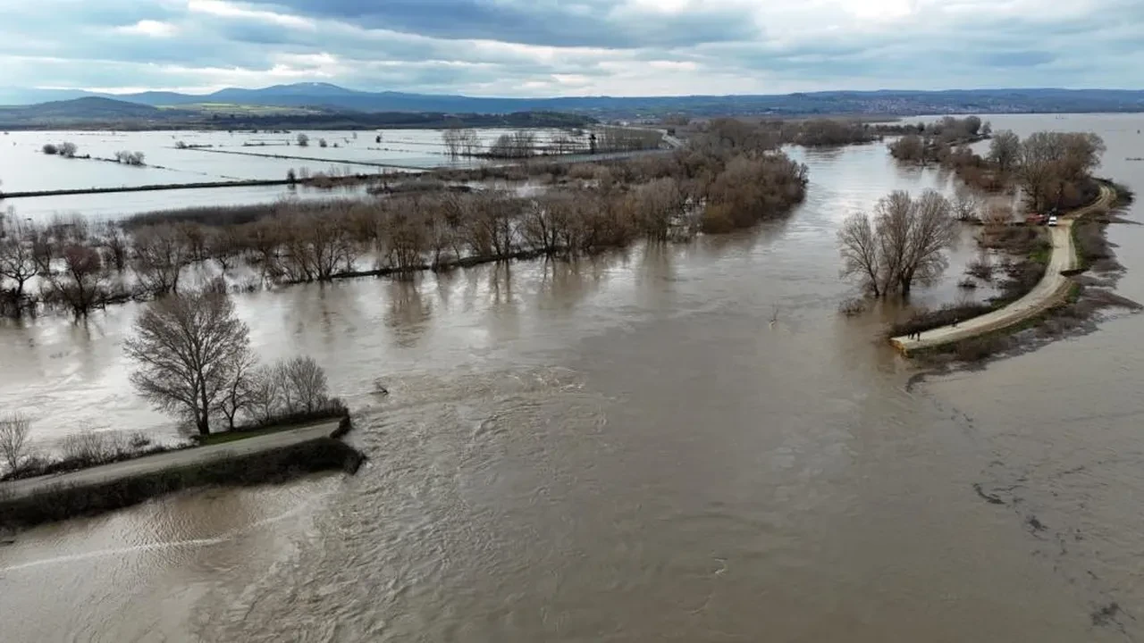 Edirne'de durum çok kritik! Kriz masası kuruldu, kırmızı alarm sürüyor: Yerleşim yerleri sular altında