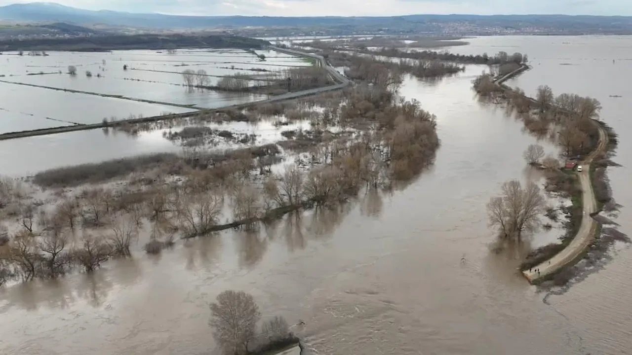 Edirne'de durum çok kritik! Kriz masası kuruldu, kırmızı alarm sürüyor: Yerleşim yerleri sular altında
