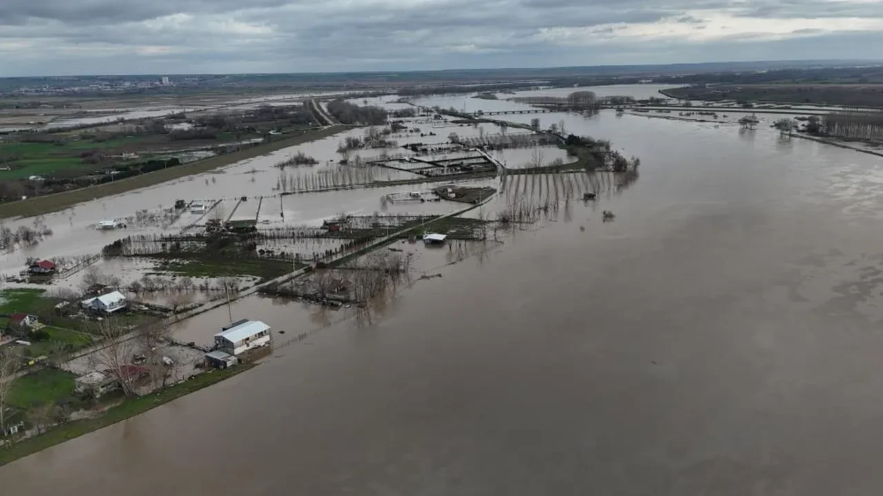 Edirne'de durum çok kritik! Kriz masası kuruldu, kırmızı alarm sürüyor: Yerleşim yerleri sular altında